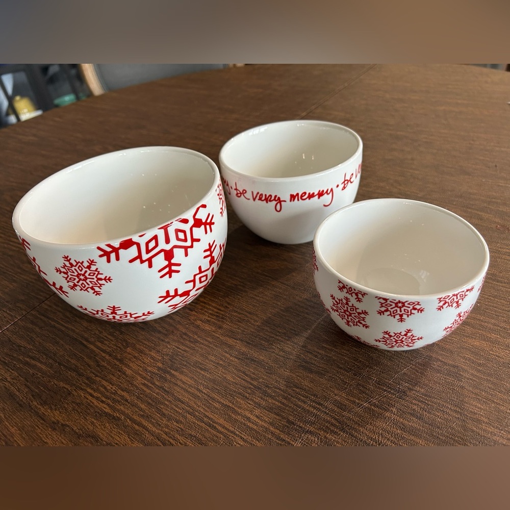 Crate and Barrel Set of 3 Holiday Nesting Bowls